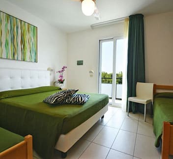 hotel pinarella letto bianco cuscini