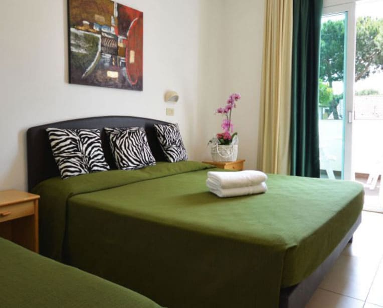 hotel pinarella letto nero cuscini zebrati