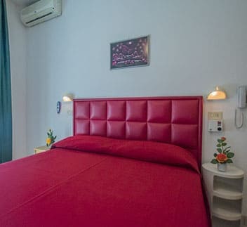 hotel pinarella letto rosso angolare