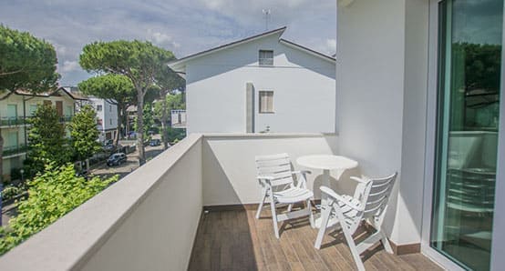 hotel pinarella tavolino balcone