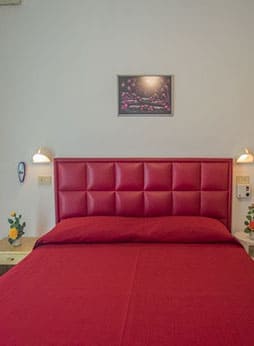 hotel pinarella letto rosso